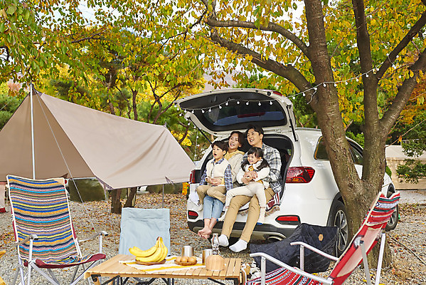 포토 JPG 전신 라이프스타일 응시 여자 남자 딸 아들 어린이 여행 의자 가족 안기 자동차 탁자 엄마 휴가 아웃도어 미소 사람 앉기 소녀 소년 여러명 성인 야외 옆모습 30대 캠핑 한국인 아빠 캠핑장 가랜드 자동차트렁크 차박 캠핑의자 언택트 국내포토 시선 육상교통 뷰포인트 가구 다수 관계 모션 레저 표정 캠핑도구 동양인 생활 장년 파티용품 파일형식