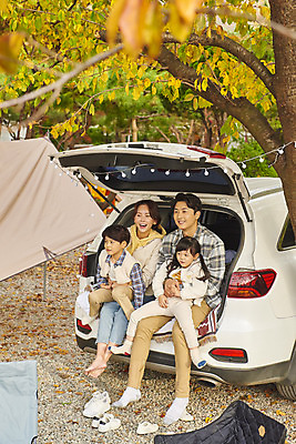 포토 JPG 전신 라이프스타일 응시 여자 남자 딸 아들 어린이 여행 의자 가족 안기 자동차 탁자 엄마 휴가 아웃도어 웃음 사람 앉기 소녀 소년 여러명 성인 야외 옆모습 30대 캠핑 한국인 아빠 캠핑장 가랜드 자동차트렁크 차박 캠핑의자 언택트 국내포토 시선 육상교통 뷰포인트 가구 다수 관계 모션 레저 표정 캠핑도구 동양인 생활 장년 파티용품 파일형식