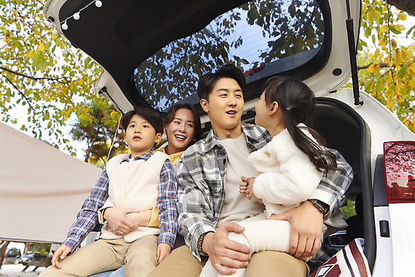 포토 JPG 라이프스타일 응시 여자 남자 딸 아들 어린이 로우앵글 여행 가족 자동차 엄마 휴가 아웃도어 미소 사람 앉기 소녀 소년 여러명 상반신 성인 야외 옆모습 30대 마주보기 캠핑 한국인 아빠 캠핑장 가랜드 자동차트렁크 차박 언택트 국내포토 시선 육상교통 뷰포인트 다수 관계 모션 레저 표정 동양인 생활 장년 파티용품 파일형식