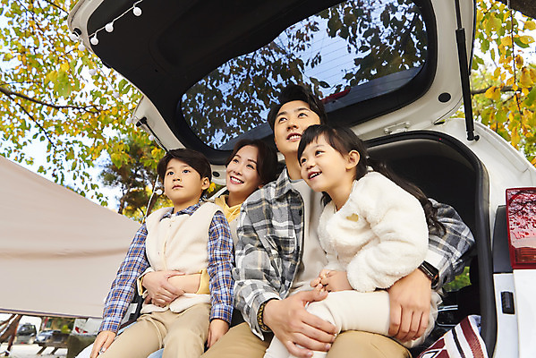 포토 JPG 라이프스타일 응시 여자 남자 딸 아들 어린이 로우앵글 여행 가족 안기 자동차 엄마 휴가 아웃도어 미소 사람 앉기 소녀 소년 여러명 상반신 성인 야외 옆모습 30대 캠핑 한국인 아빠 캠핑장 가랜드 자동차트렁크 차박 언택트 국내포토 시선 육상교통 뷰포인트 다수 관계 모션 레저 표정 동양인 생활 장년 파티용품 파일형식