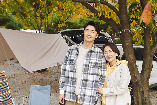 포토 JPG 라이프스타일 부부 커플 여자 남자 여행 가족 자동차 휴가 아웃도어 서기 미소 사람 상반신 성인 야외 두명 옆모습 30대 팔짱 기댐 캠핑 한국인 캠핑장 가랜드 성인만 차박 언택트 국내포토 육상교통 뷰포인트 관계 모션 레저 표정 동양인 생활 장년 파티용품 파일형식