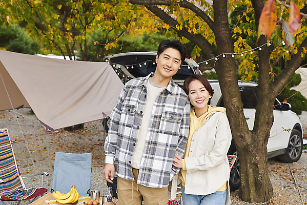 포토 JPG 라이프스타일 부부 커플 여자 남자 여행 가족 자동차 휴가 아웃도어 서기 미소 사람 상반신 성인 야외 두명 앞모습 30대 팔짱 기댐 캠핑 한국인 캠핑장 가랜드 성인만 차박 언택트 국내포토 육상교통 뷰포인트 관계 모션 레저 표정 동양인 생활 장년 파티용품 파일형식