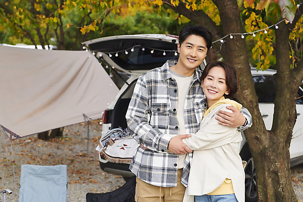 포토 JPG 라이프스타일 부부 커플 여자 남자 여행 가족 포옹 자동차 휴가 아웃도어 서기 미소 사람 상반신 성인 야외 두명 앞모습 옆모습 30대 캠핑 한국인 캠핑장 가랜드 성인만 차박 언택트 국내포토 육상교통 뷰포인트 관계 안기 모션 레저 표정 동양인 생활 장년 파티용품 파일형식