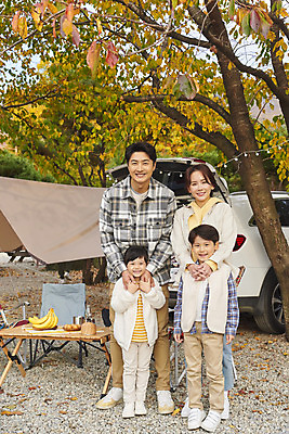 포토 JPG 전신 라이프스타일 여자 남자 딸 아들 어린이 여행 의자 가족 자동차 탁자 엄마 휴가 아웃도어 서기 미소 사람 소녀 소년 여러명 성인 야외 앞모습 30대 손잡기 캠핑 한국인 아빠 캠핑장 가랜드 차박 언택트 국내포토 육상교통 뷰포인트 가구 다수 관계 모션 레저 표정 동양인 생활 장년 파티용품 파일형식