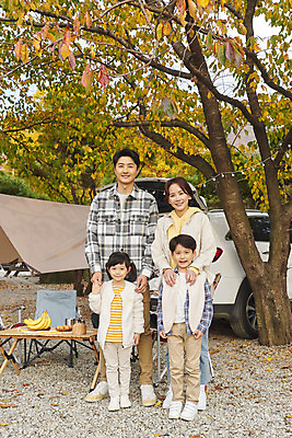 포토 JPG 전신 라이프스타일 여자 남자 딸 아들 어린이 여행 의자 가족 자동차 탁자 엄마 휴가 아웃도어 서기 미소 사람 소녀 소년 여러명 성인 야외 앞모습 30대 손잡기 캠핑 한국인 아빠 캠핑장 가랜드 어깨에손 차박 언택트 국내포토 육상교통 뷰포인트 가구 다수 관계 모션 레저 표정 동양인 생활 장년 파티용품 파일형식