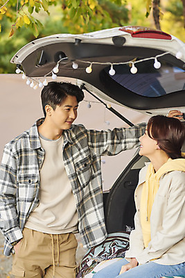 포토 JPG 라이프스타일 부부 커플 응시 여자 남자 여행 가족 자동차 휴가 아웃도어 서기 미소 사람 앉기 상반신 성인 야외 두명 옆모습 30대 캠핑 한국인 캠핑장 주머니손 가랜드 자동차트렁크 성인만 차박 언택트 국내포토 시선 육상교통 뷰포인트 관계 모션 레저 표정 동양인 생활 장년 파티용품 파일형식