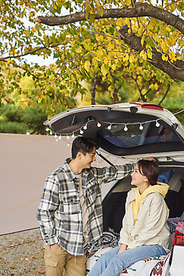 포토 JPG 라이프스타일 부부 커플 여자 남자 여행 가족 자동차 휴가 아웃도어 서기 미소 사람 앉기 상반신 성인 야외 두명 옆모습 30대 캠핑 한국인 캠핑장 주머니손 가랜드 자동차트렁크 성인만 차박 언택트 국내포토 육상교통 뷰포인트 관계 모션 레저 표정 동양인 생활 장년 파티용품 파일형식