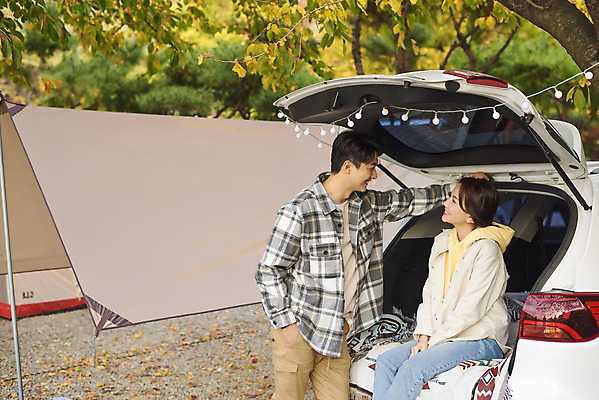 포토 JPG 라이프스타일 부부 커플 여자 남자 여행 가족 자동차 휴가 아웃도어 서기 미소 사람 앉기 상반신 성인 야외 두명 옆모습 30대 마주보기 캠핑 한국인 캠핑장 주머니손 가랜드 자동차트렁크 성인만 차박 언택트 국내포토 육상교통 뷰포인트 관계 모션 레저 표정 동양인 생활 장년 파티용품 파일형식