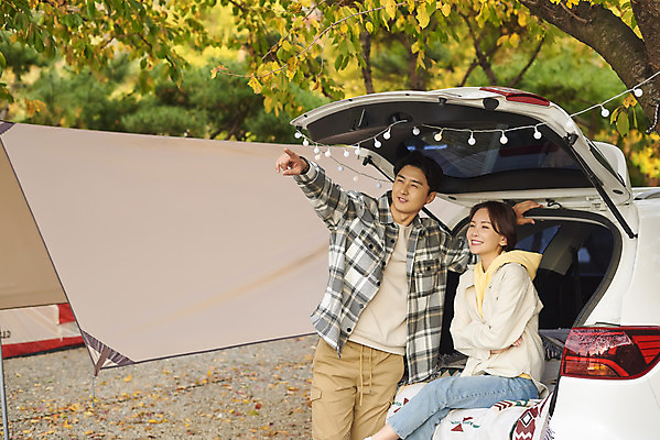 포토 JPG 라이프스타일 부부 커플 응시 여자 남자 여행 가족 자동차 휴가 아웃도어 서기 사람 앉기 상반신 성인 야외 두명 옆모습 30대 캠핑 한국인 가리킴 캠핑장 가랜드 자동차트렁크 성인만 차박 언택트 국내포토 시선 육상교통 뷰포인트 관계 모션 레저 동양인 손짓 생활 장년 파티용품 파일형식