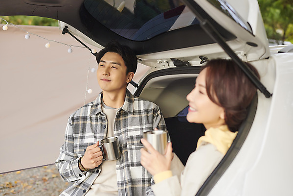 포토 JPG 라이프스타일 부부 커플 응시 여자 남자 여행 가족 자동차 휴가 아웃도어 들기 사람 앉기 상반신 성인 야외 두명 앞모습 옆모습 컵 30대 기댐 캠핑 한국인 캠핑장 가랜드 자동차트렁크 성인만 차박 언택트 국내포토 식기 시선 육상교통 뷰포인트 관계 모션 레저 동양인 생활 장년 파티용품 파일형식