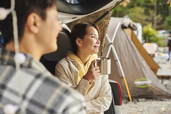 포토 JPG 라이프스타일 부부 커플 응시 여자 남자 여행 가족 자동차 휴가 아웃도어 미소 들기 사람 앉기 상반신 성인 야외 두명 옆모습 컵 30대 캠핑 한국인 캠핑장 가랜드 자동차트렁크 성인만 차박 언택트 국내포토 식기 시선 육상교통 뷰포인트 관계 모션 레저 표정 동양인 생활 장년 파티용품 파일형식
