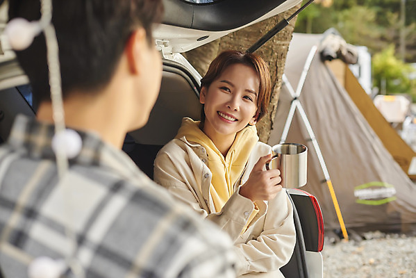 포토 JPG 라이프스타일 부부 커플 응시 여자 남자 여행 가족 자동차 휴가 아웃도어 미소 들기 사람 앉기 상반신 성인 야외 두명 앞모습 옆모습 컵 30대 캠핑 한국인 캠핑장 가랜드 자동차트렁크 성인만 차박 언택트 국내포토 식기 시선 육상교통 뷰포인트 관계 모션 레저 표정 동양인 생활 장년 파티용품 파일형식