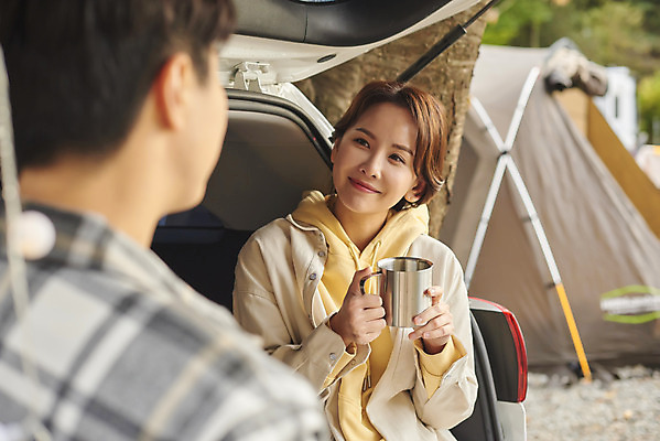 포토 JPG 라이프스타일 부부 커플 응시 여자 남자 여행 가족 자동차 휴가 아웃도어 미소 들기 사람 앉기 상반신 성인 야외 두명 앞모습 옆모습 컵 30대 캠핑 한국인 캠핑장 가랜드 자동차트렁크 성인만 차박 언택트 국내포토 식기 시선 육상교통 뷰포인트 관계 모션 레저 표정 동양인 생활 장년 파티용품 파일형식