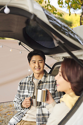 포토 JPG 라이프스타일 부부 커플 응시 여자 남자 여행 가족 자동차 휴가 아웃도어 미소 들기 사람 앉기 상반신 성인 야외 두명 앞모습 옆모습 30대 캠핑 한국인 캠핑장 가랜드 자동차트렁크 성인만 차박 언택트 국내포토 시선 육상교통 뷰포인트 관계 모션 레저 표정 동양인 생활 장년 파티용품 파일형식 교통수단 인종 파티 이벤트용품 교통 이벤트 오브젝트
