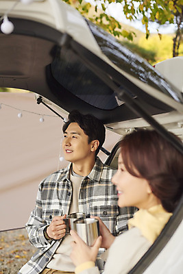 포토 JPG 라이프스타일 부부 커플 응시 여자 남자 여행 가족 자동차 휴가 아웃도어 미소 들기 사람 앉기 상반신 성인 야외 두명 앞모습 옆모습 컵 30대 캠핑 한국인 캠핑장 가랜드 자동차트렁크 성인만 차박 언택트 국내포토 식기 시선 육상교통 뷰포인트 관계 모션 레저 표정 동양인 생활 장년 파티용품 파일형식