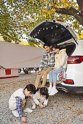 포토 JPG 전신 라이프스타일 응시 여자 남자 딸 아들 어린이 여행 가족 자동차 놀이 엄마 휴가 아웃도어 미소 사람 소녀 소년 여러명 성인 야외 앞모습 옆모습 30대 캠핑 한국인 아빠 캠핑장 가랜드 자동차트렁크 내려보기 차박 언택트 국내포토 시선 육상교통 뷰포인트 다수 관계 모션 레저 표정 동양인 생활 장년 파티용품 파일형식