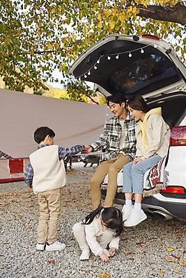 포토 JPG 전신 라이프스타일 응시 여자 남자 딸 아들 어린이 여행 가족 자동차 놀이 엄마 휴가 아웃도어 서기 미소 사람 앉기 소녀 소년 여러명 성인 야외 앞모습 옆모습 30대 캠핑 한국인 아빠 캠핑장 주기 가랜드 자동차트렁크 차박 언택트 국내포토 시선 육상교통 뷰포인트 다수 관계 모션 레저 표정 동양인 생활 장년 파티용품 파일형식