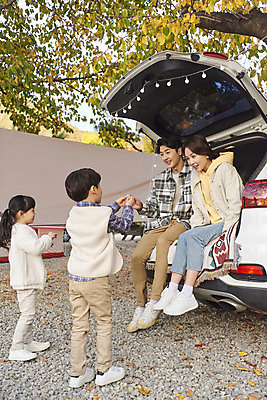 포토 JPG 전신 라이프스타일 여자 남자 딸 아들 어린이 여행 가족 자동차 엄마 휴가 아웃도어 서기 미소 사람 앉기 소녀 소년 여러명 성인 야외 앞모습 옆모습 뒷모습 30대 캠핑 한국인 아빠 캠핑장 주기 가랜드 자동차트렁크 차박 언택트 국내포토 육상교통 뷰포인트 다수 관계 모션 레저 표정 동양인 생활 장년 파티용품 파일형식