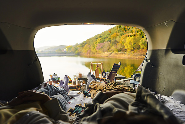 포토 JPG 라이프스타일 부부 커플 여자 남자 여행 의자 가족 자동차 탁자 휴가 아웃도어 사람 성인 야외 두명 앞모습 30대 눕기 캠핑 한국인 하반신 다리 저수지 캠핑장 성인만 차박 캠핑의자 언택트 국내포토 육상교통 뷰포인트 가구 관계 모션 레저 캠핑도구 동양인 생활 신체부위 장년 파일형식