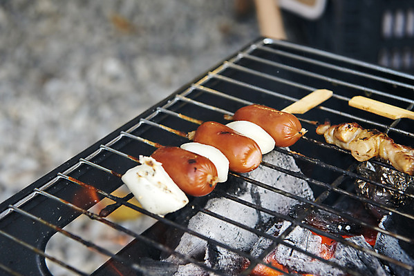 포토 JPG 라이프스타일 음식 여행 휴가 떡 아웃도어 사람없음 야외 캠핑 소시지 꼬치 구이 캠핑장 화로 차박 소떡소떡 국내포토 그릇 레저 생활 가공식품 파일형식