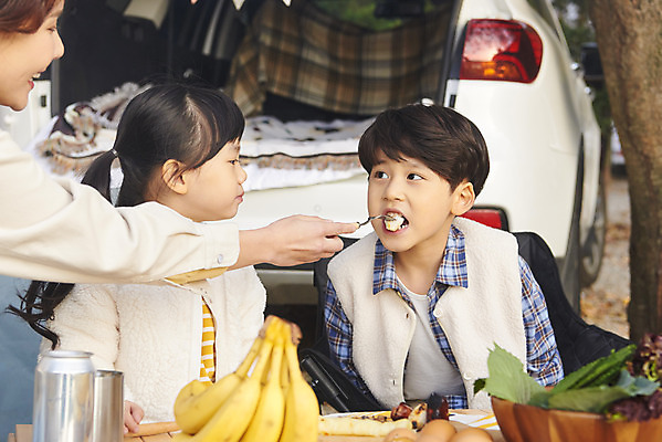 포토 JPG 라이프스타일 여자 남자 딸 아들 어린이 여행 의자 가족 자동차 탁자 엄마 휴가 바나나 아웃도어 들기 사람 앉기 소녀 소년 상반신 성인 야외 옆모습 컵 세명 30대 캠핑 한국인 자녀 먹기 먹여주기 캠핑장 차박 언택트 국내포토 식기 육상교통 뷰포인트 가구 과일 관계 모션 레저 동양인 생활 장년 파일형식