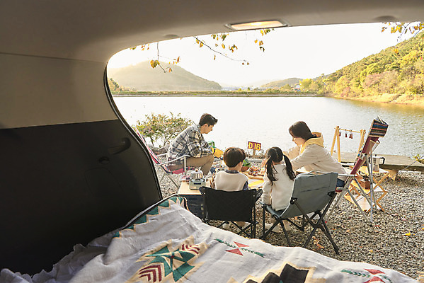 포토 JPG 라이프스타일 여자 남자 딸 아들 어린이 여행 의자 가족 자동차 탁자 엄마 휴가 아웃도어 사람 앉기 소녀 소년 여러명 상반신 성인 야외 옆모습 뒷모습 30대 캠핑 한국인 저수지 아빠 캠핑장 차박 캠핑의자 언택트 국내포토 육상교통 뷰포인트 가구 다수 관계 모션 레저 캠핑도구 동양인 생활 장년 파일형식