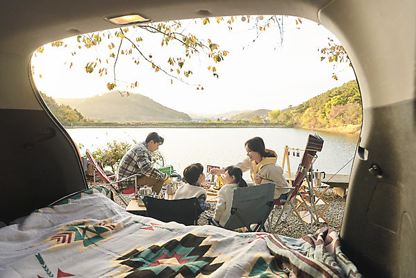 포토 JPG 라이프스타일 응시 여자 남자 딸 아들 어린이 여행 의자 가족 자동차 탁자 엄마 휴가 아웃도어 사람 앉기 소녀 소년 여러명 상반신 성인 야외 옆모습 뒷모습 30대 캠핑 한국인 저수지 아빠 먹여주기 캠핑장 손뻗기 차박 캠핑의자 언택트 국내포토 시선 육상교통 뷰포인트 가구 다수 관계 모션 레저 캠핑도구 동양인 생활 장년 먹기 파일형식