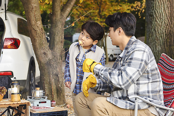포토 JPG 라이프스타일 남자 아들 어린이 여행 의자 가족 자동차 탁자 휴가 아웃도어 서기 들기 사람 앉기 소년 상반신 성인 야외 두명 옆모습 30대 캠핑 한국인 아빠 먹기 캠핑장 부자지간 남자만 차박 캠핑의자 언택트 국내포토 육상교통 뷰포인트 가구 관계 모션 레저 캠핑도구 동양인 생활 장년 파일형식