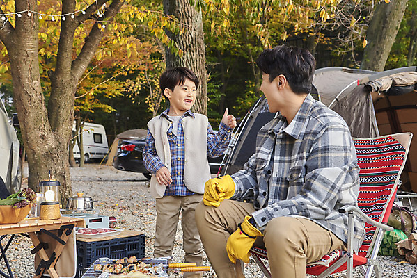 포토 JPG 라이프스타일 남자 아들 어린이 여행 의자 가족 자동차 탁자 휴가 아웃도어 미소 사람 앉기 소년 상반신 성인 야외 두명 앞모습 옆모습 30대 캠핑 한국인 최고 꼬치 아빠 구이 캠핑장 화로 남자만 차박 캠핑의자 언택트 국내포토 그릇 음식 육상교통 뷰포인트 가구 관계 모션 레저 표정 캠핑도구 동양인 생활 장년 파일형식