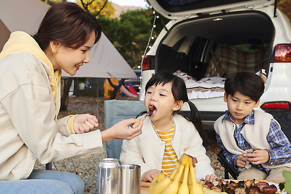포토 JPG 라이프스타일 응시 여자 남자 딸 아들 어린이 여행 의자 가족 자동차 탁자 엄마 휴가 바나나 아웃도어 사람 앉기 소녀 소년 상반신 성인 야외 앞모습 옆모습 세명 30대 캠핑 한국인 자녀 먹기 캠핑장 차박 캠핑의자 언택트 국내포토 시선 육상교통 뷰포인트 가구 과일 관계 모션 레저 캠핑도구 동양인 생활 장년 파일형식