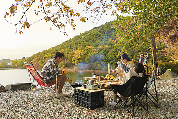 포토 JPG 전신 라이프스타일 여자 남자 딸 아들 어린이 여행 의자 가족 탁자 엄마 휴가 아웃도어 요리 사람 앉기 소녀 소년 여러명 상반신 성인 야외 옆모습 뒷모습 30대 캠핑 한국인 저수지 아빠 캠핑장 차박 캠핑의자 언택트 캠핑박스 국내포토 뷰포인트 가구 다수 관계 모션 레저 캠핑도구 동양인 생활 장년 파일형식