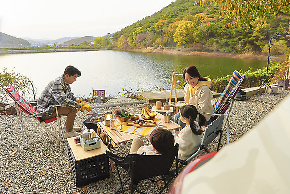 포토 JPG 라이프스타일 응시 여자 남자 딸 아들 어린이 여행 의자 가족 탁자 엄마 휴가 아웃도어 요리 미소 들기 사람 앉기 소녀 소년 여러명 상반신 성인 야외 옆모습 뒷모습 30대 캠핑 한국인 저수지 아빠 캠핑장 차박 캠핑의자 언택트 캠핑박스 국내포토 시선 뷰포인트 가구 다수 관계 모션 레저 표정 캠핑도구 동양인 생활 장년 파일형식