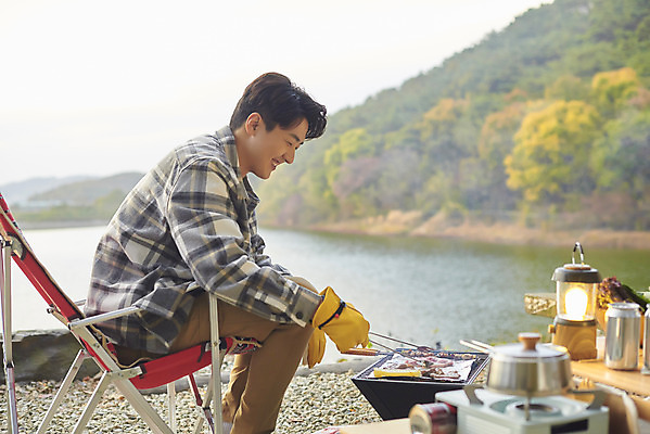 포토 JPG 라이프스타일 남자 여행 장갑 의자 가족 탁자 휴가 아웃도어 요리 한명 미소 들기 사람 앉기 상반신 성인 야외 옆모습 30대 캠핑 한국인 아빠 캠핑장 화로 성인남자한명만 차박 캠핑의자 언택트 국내포토 1 그릇 잡화 뷰포인트 가구 관계 모션 레저 표정 캠핑도구 동양인 생활 장년 남자한명만 성인남자만 파일형식
