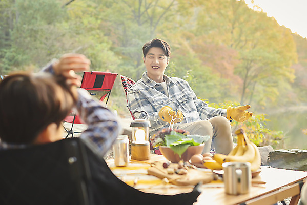 포토 JPG 라이프스타일 응시 남자 아들 어린이 여행 장갑 의자 가족 탁자 휴가 아웃도어 미소 들기 사람 앉기 소년 상반신 성인 야외 두명 옆모습 뒷모습 30대 캠핑 한국인 아빠 캠핑장 남자만 차박 캠핑의자 언택트 국내포토 시선 잡화 뷰포인트 가구 관계 모션 레저 표정 캠핑도구 동양인 생활 장년 파일형식