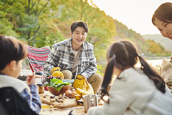 포토 JPG 라이프스타일 여자 남자 딸 아들 어린이 여행 장갑 의자 가족 탁자 엄마 휴가 아웃도어 미소 사람 앉기 소녀 소년 여러명 상반신 성인 야외 앞모습 옆모습 뒷모습 30대 캠핑 한국인 아빠 캠핑장 차박 캠핑의자 언택트 국내포토 잡화 뷰포인트 가구 다수 관계 모션 레저 표정 캠핑도구 동양인 생활 장년 파일형식