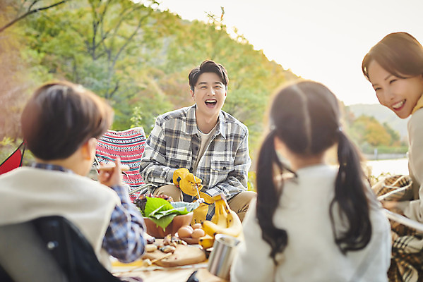포토 JPG 라이프스타일 응시 여자 남자 딸 아들 어린이 여행 장갑 의자 가족 탁자 엄마 휴가 아웃도어 미소 사람 앉기 소녀 소년 여러명 상반신 성인 야외 앞모습 옆모습 뒷모습 30대 캠핑 한국인 아빠 캠핑장 차박 캠핑의자 언택트 국내포토 시선 잡화 뷰포인트 가구 다수 관계 모션 레저 표정 캠핑도구 동양인 생활 장년 파일형식