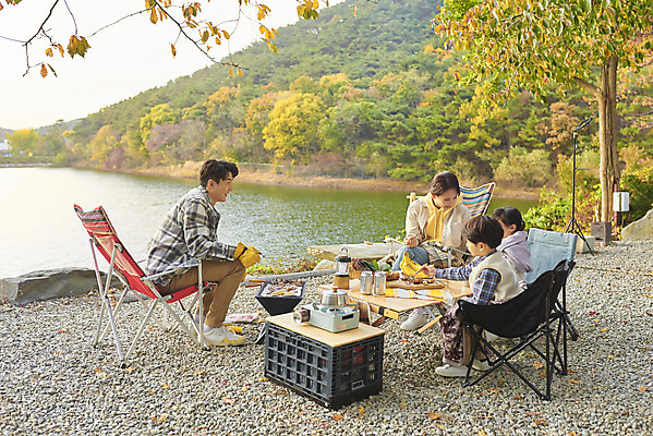 포토 JPG 전신 라이프스타일 응시 여자 남자 딸 아들 어린이 여행 의자 가족 탁자 엄마 휴가 아웃도어 미소 사람 앉기 소녀 소년 여러명 성인 야외 앞모습 옆모습 30대 캠핑 한국인 저수지 아빠 캠핑장 차박 캠핑의자 언택트 캠핑박스 국내포토 시선 뷰포인트 가구 다수 관계 모션 레저 표정 캠핑도구 동양인 생활 장년 파일형식