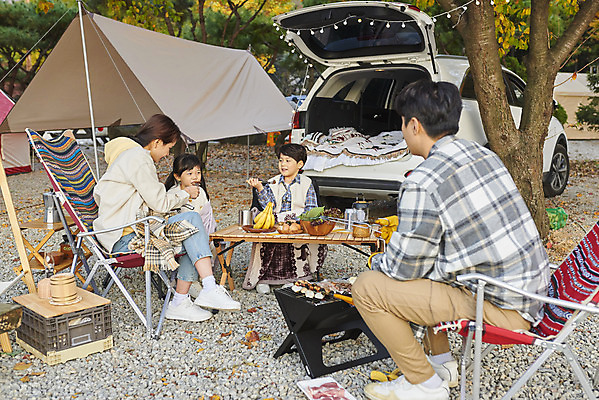 포토 JPG 전신 라이프스타일 응시 여자 남자 딸 아들 어린이 여행 의자 가족 자동차 탁자 엄마 휴가 아웃도어 사람 앉기 소녀 소년 여러명 성인 야외 앞모습 옆모습 30대 캠핑 한국인 아빠 캠핑장 차박 캠핑의자 언택트 국내포토 시선 육상교통 뷰포인트 가구 다수 관계 모션 레저 캠핑도구 동양인 생활 장년 파일형식