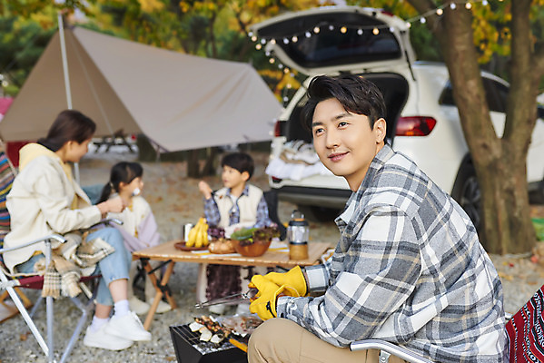 포토 JPG 전신 라이프스타일 응시 여자 남자 딸 아들 어린이 여행 의자 가족 자동차 탁자 엄마 휴가 아웃도어 미소 들기 사람 앉기 소녀 소년 여러명 성인 야외 앞모습 옆모습 30대 캠핑 한국인 아빠 캠핑장 차박 캠핑의자 언택트 국내포토 시선 육상교통 뷰포인트 가구 다수 관계 모션 레저 표정 캠핑도구 동양인 생활 장년 파일형식