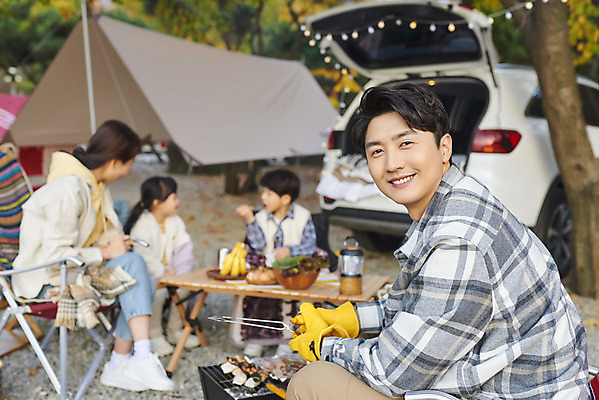 포토 JPG 전신 라이프스타일 응시 여자 남자 딸 아들 어린이 여행 의자 가족 자동차 탁자 엄마 휴가 아웃도어 미소 들기 사람 앉기 소녀 소년 여러명 성인 야외 앞모습 옆모습 30대 캠핑 한국인 아빠 캠핑장 차박 캠핑의자 언택트 국내포토 시선 육상교통 뷰포인트 가구 다수 관계 모션 레저 표정 캠핑도구 동양인 생활 장년 파일형식