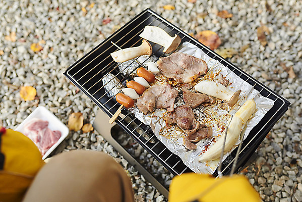 포토 JPG 라이프스타일 남자 여행 가족 휴가 아웃도어 육류 돼지고기 한명 사람 성인 야외 신체부위 30대 버섯 캠핑 소시지 꼬치 굽기 캠핑장 화로 성인남자한명만 차박 소떡소떡 언택트 국내포토 1 그릇 식재료 관계 레저 생활 장년 가공식품 구이 남자한명만 성인남자만 파일형식