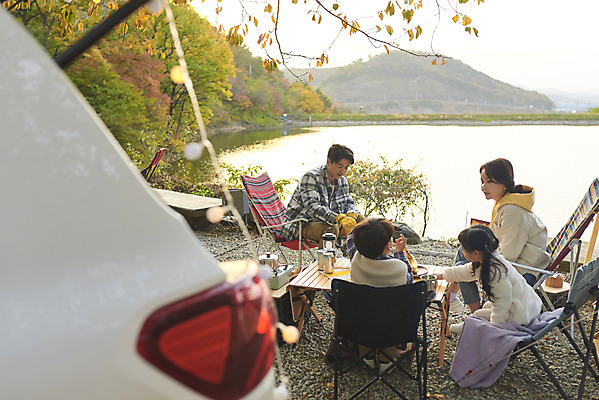 포토 JPG 전신 라이프스타일 여자 남자 딸 아들 어린이 여행 의자 가족 자동차 탁자 엄마 휴가 아웃도어 사람 앉기 소녀 소년 여러명 성인 야외 옆모습 뒷모습 30대 캠핑 한국인 저수지 아빠 캠핑장 손뻗기 차박 캠핑의자 언택트 국내포토 육상교통 뷰포인트 가구 다수 관계 모션 레저 캠핑도구 동양인 생활 장년 파일형식