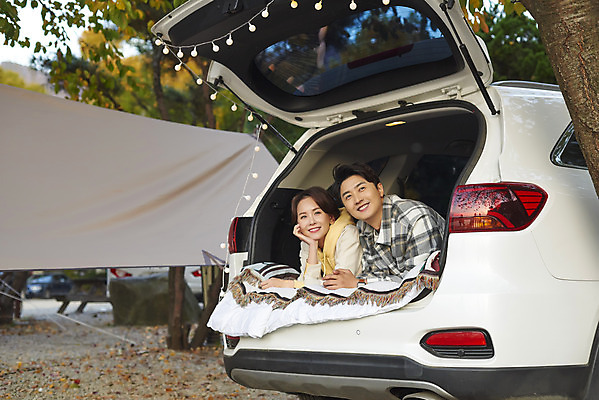 포토 JPG 라이프스타일 부부 커플 응시 여자 남자 엎드리기 여행 전구 가족 자동차 휴가 아웃도어 미소 사람 상반신 성인 야외 두명 옆모습 30대 턱괴기 캠핑 한국인 캠핑장 자동차트렁크 성인만 차박 언택트 국내포토 시선 육상교통 뷰포인트 관계 모션 레저 표정 동양인 생활 장년 파일형식