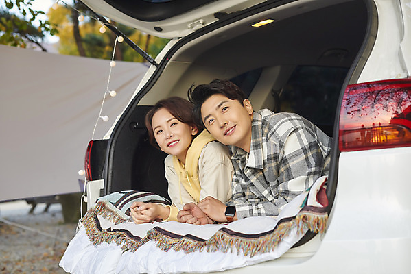 포토 JPG 라이프스타일 부부 커플 응시 여자 남자 엎드리기 여행 전구 가족 자동차 휴가 아웃도어 미소 사람 상반신 성인 야외 두명 옆모습 30대 캠핑 한국인 캠핑장 자동차트렁크 성인만 차박 언택트 국내포토 시선 육상교통 뷰포인트 관계 모션 레저 표정 동양인 생활 장년 파일형식
