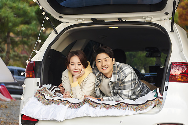 포토 JPG 라이프스타일 부부 커플 여자 남자 엎드리기 여행 전구 가족 포옹 자동차 휴가 아웃도어 미소 사람 상반신 성인 야외 두명 앞모습 30대 턱괴기 캠핑 한국인 캠핑장 자동차트렁크 성인만 차박 언택트 국내포토 육상교통 뷰포인트 관계 안기 모션 레저 표정 동양인 생활 장년 파일형식