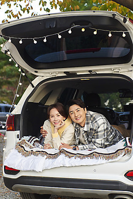 포토 JPG 라이프스타일 부부 커플 응시 여자 남자 엎드리기 여행 전구 가족 포옹 자동차 휴가 아웃도어 사람 상반신 성인 야외 두명 30대 턱괴기 캠핑 한국인 캠핑장 자동차트렁크 성인만 차박 언택트 국내포토 시선 육상교통 관계 안기 모션 레저 동양인 생활 장년 파일형식