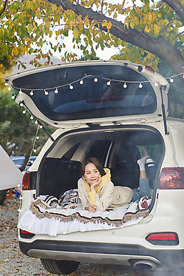 포토 JPG 전신 라이프스타일 응시 여자 엎드리기 여행 전구 가족 자동차 휴가 아웃도어 한명 미소 사람 성인 야외 30대 턱괴기 캠핑 한국인 캠핑장 자동차트렁크 성인여자한명만 차박 언택트 국내포토 1 시선 육상교통 관계 모션 레저 표정 동양인 생활 장년 여자한명만 성인여자만 파일형식