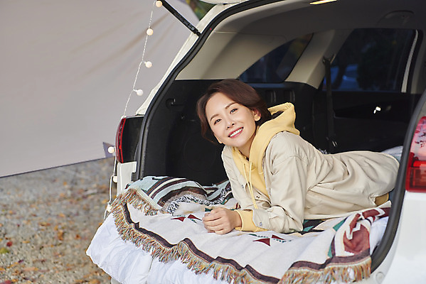 포토 JPG 라이프스타일 응시 여자 엎드리기 여행 전구 가족 자동차 휴가 아웃도어 한명 미소 사람 상반신 성인 야외 옆모습 30대 캠핑 한국인 캠핑장 자동차트렁크 성인여자한명만 차박 언택트 국내포토 1 시선 육상교통 뷰포인트 관계 모션 레저 표정 동양인 생활 장년 여자한명만 성인여자만 파일형식