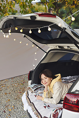 포토 JPG 라이프스타일 응시 여자 엎드리기 여행 전구 가족 자동차 휴가 아웃도어 한명 미소 사람 상반신 성인 야외 옆모습 30대 턱괴기 캠핑 한국인 캠핑장 자동차트렁크 성인여자한명만 차박 언택트 국내포토 1 시선 육상교통 뷰포인트 관계 모션 레저 표정 동양인 생활 장년 여자한명만 성인여자만 파일형식