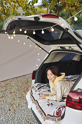 포토 JPG 라이프스타일 응시 여자 엎드리기 여행 전구 가족 자동차 휴가 아웃도어 한명 미소 사람 상반신 성인 야외 옆모습 30대 캠핑 한국인 캠핑장 자동차트렁크 성인여자한명만 차박 언택트 국내포토 1 시선 육상교통 뷰포인트 관계 모션 레저 표정 동양인 생활 장년 여자한명만 성인여자만 파일형식